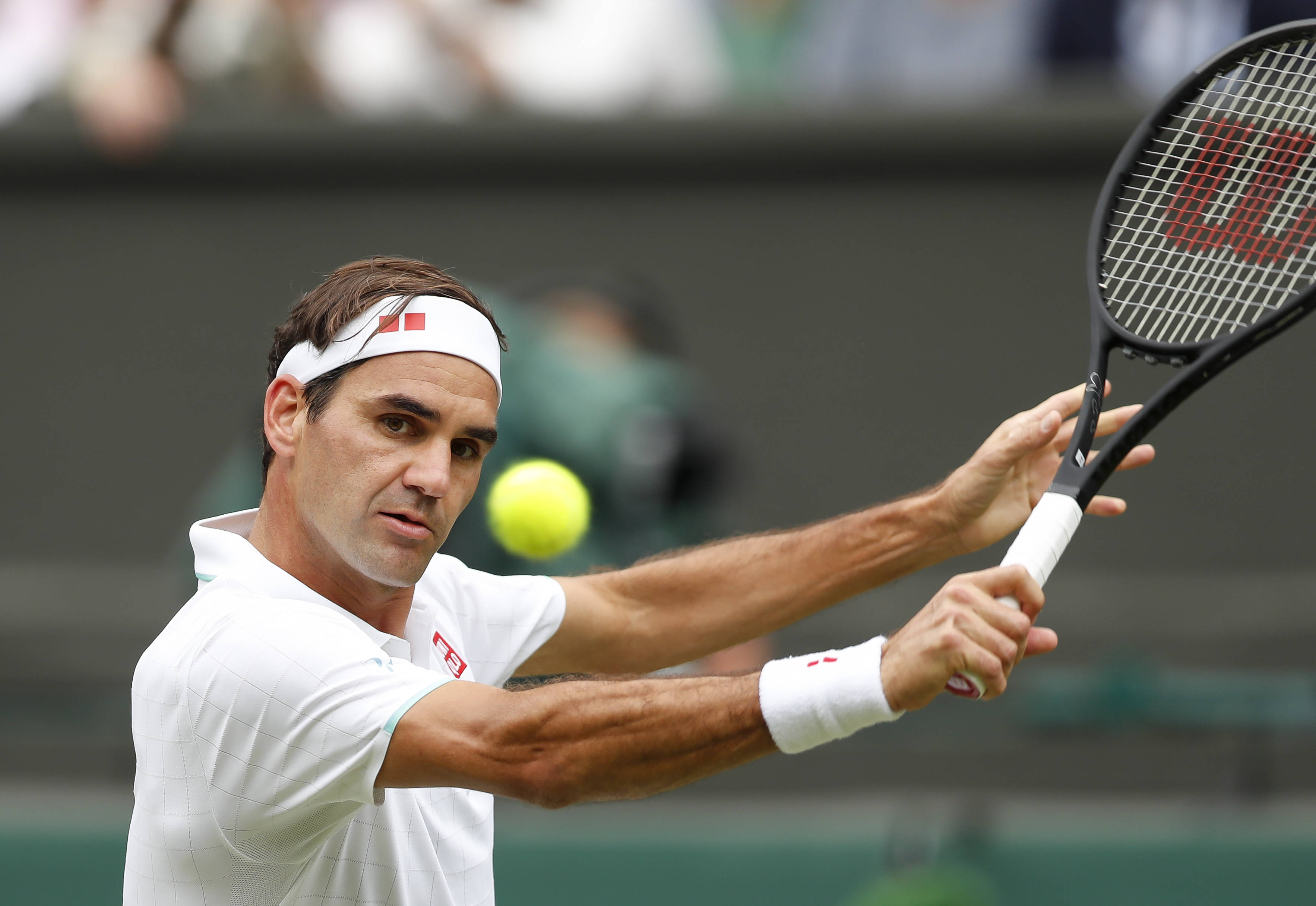 费德勒意外战胜巴黎圣日耳曼，重返赛场引爆全场！